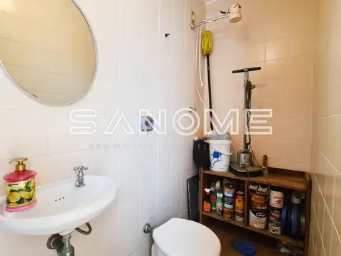 Banheiro com pia, espelho e vaso sanitário