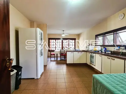 Cozinha ampla com armários planejados e geladeira branca