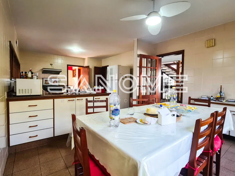 Cozinha com sala de jantar e mesa branca