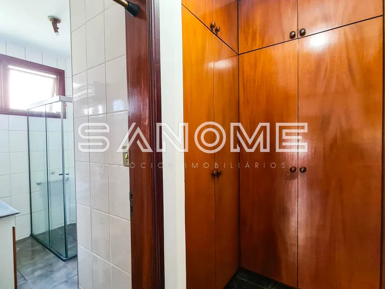 Closet com guarda-roupa em madeira