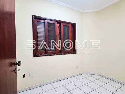 Quarto com piso cerâmico e janela alta
