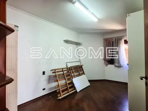 Sala vazia com piso de madeira e paredes brancas