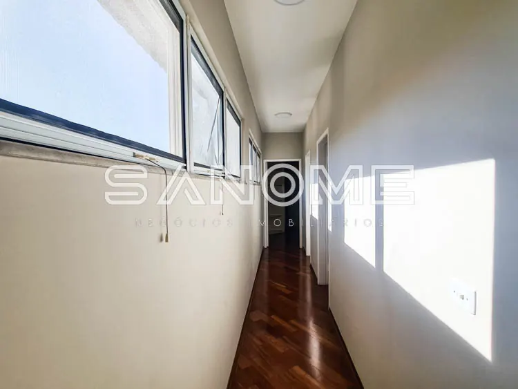 Corredor com janelas e piso de madeira