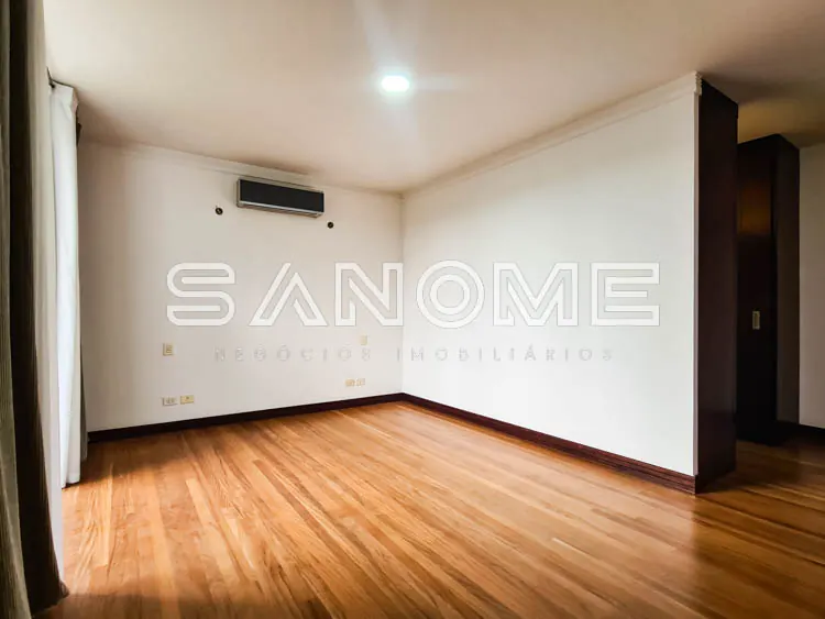 Sala com piso de madeira e ar condicionado