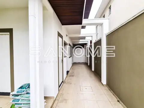 Corredor interno com portas e piso de cerâmica