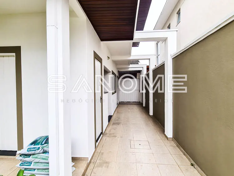 Corredor interno com portas e piso de cerâmica