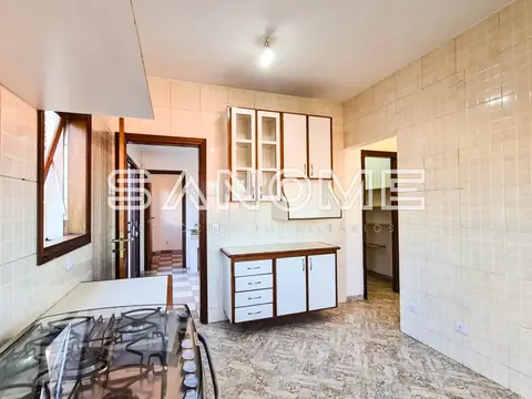 Cozinha ampla com armários e bancada central