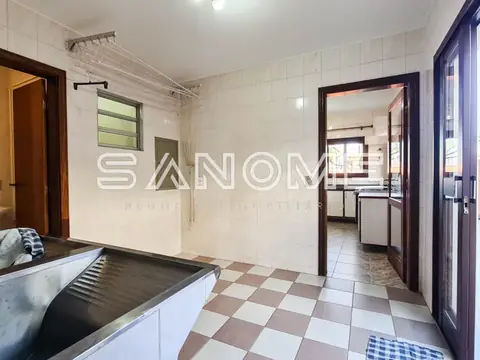 Banheiro com piso xadrez e box com cortina