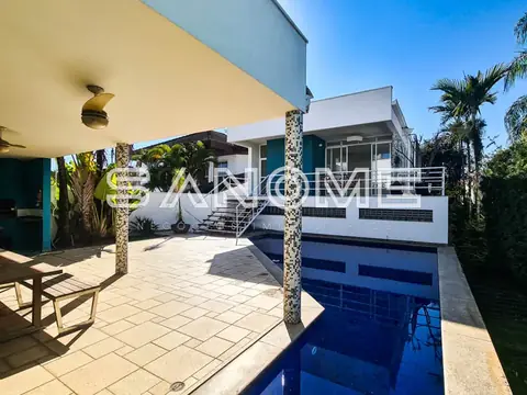 Fachada de casa moderna com garagem e área externa