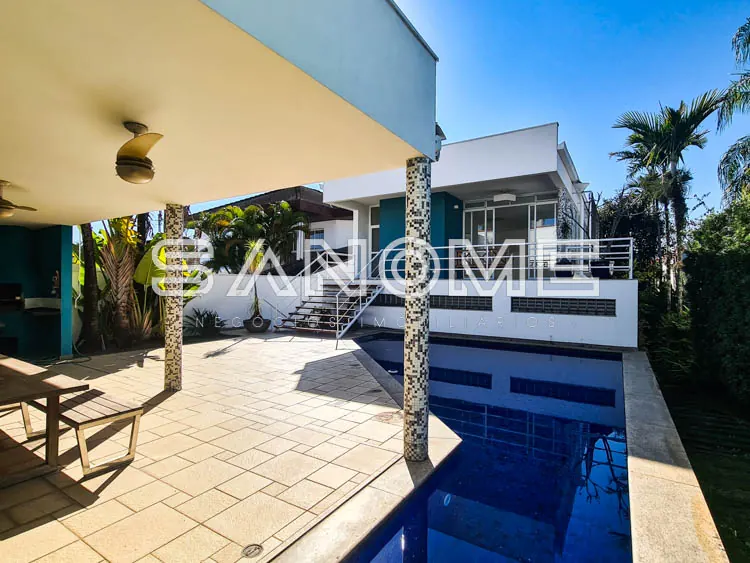 Fachada de casa moderna com garagem e área externa