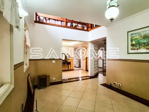 Corredor de apartamento com parede meia pintura