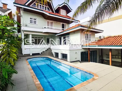 Casa com piscina e área externa pavimentada