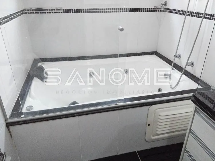 Banheiro com banheira e azulejos cinzas