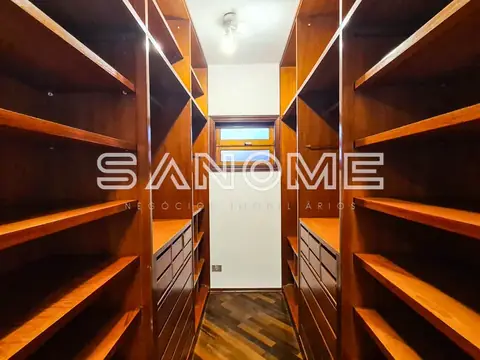Closet com prateleiras de madeira e iluminação
