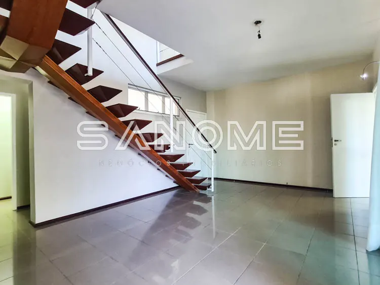 Sala com escada de madeira e piso em cerâmica