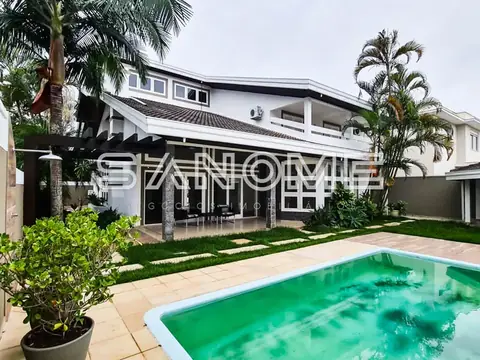 Casa com piscina e área externa arborizada