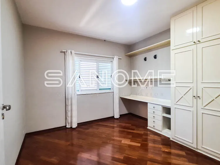Quarto com guarda-roupa planejado e escrivaninha