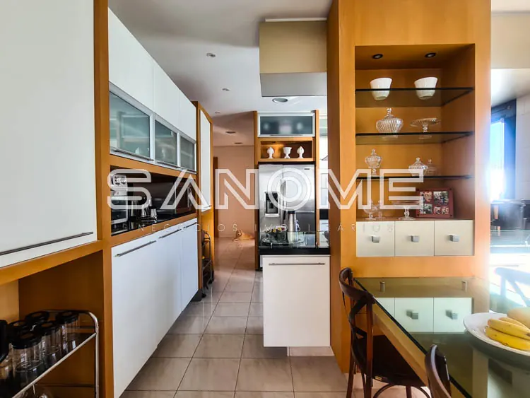 Cozinha planejada com móveis em tons de madeira e branco