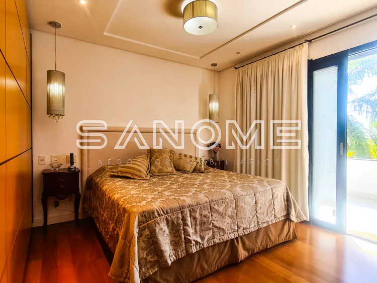 Quarto com cama de casal e varanda com vista