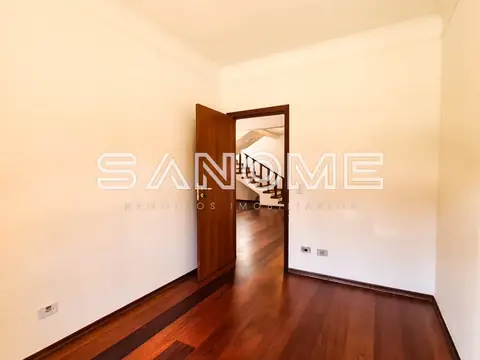 Porta aberta para quarto com piso em madeira