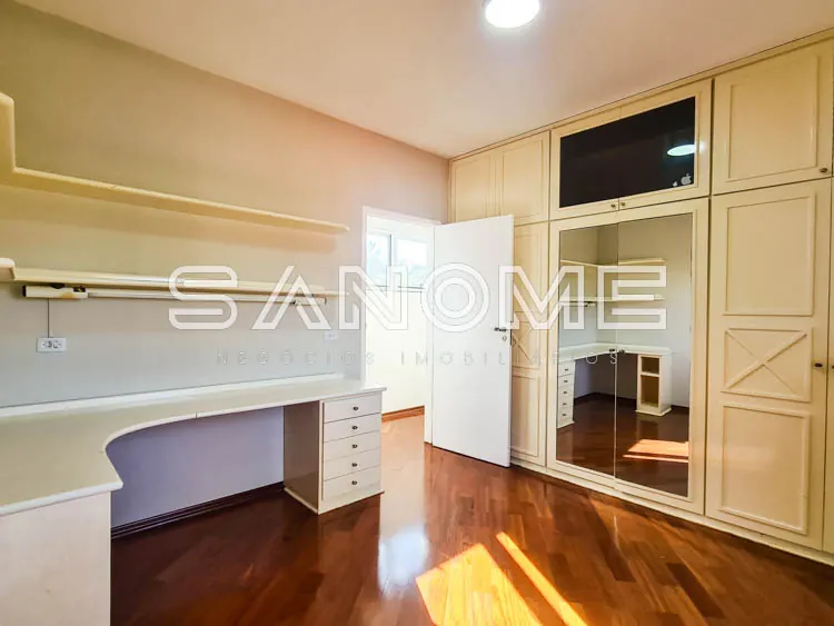Dormitório com closet e penteadeira integrada