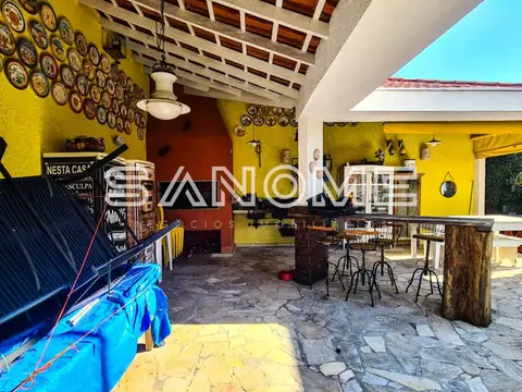 Área externa com paredes amarelas e decoração rústica