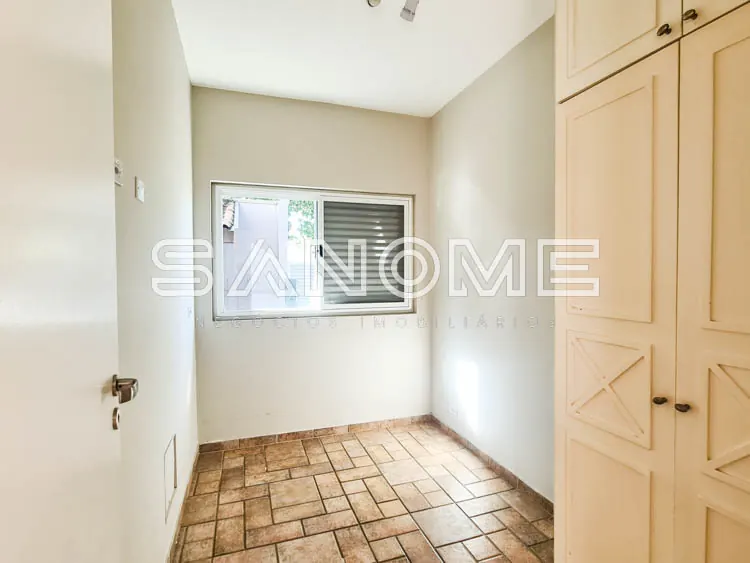 Cozinha com piso de cerâmica e armários de madeira