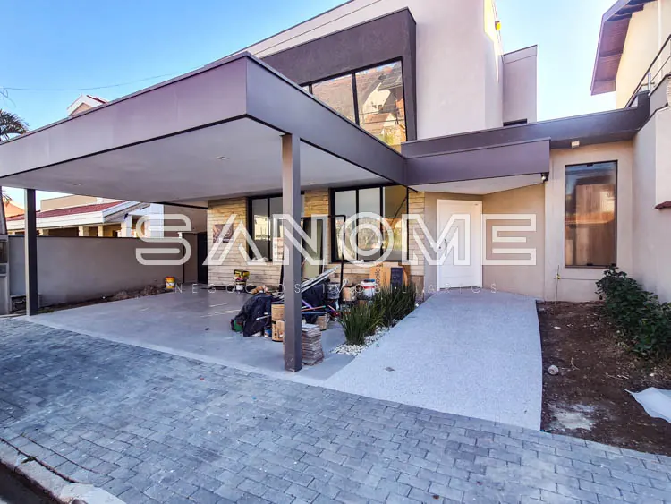 Casa moderna com garagem coberta e área externa