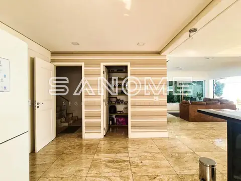 Corredor com portas de madeira e piso em mármore