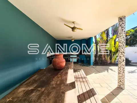 Área externa com parede azul e banco de madeira