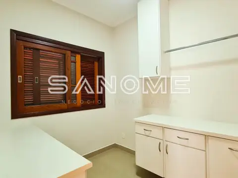 Cozinha com bancada branca e armários planejados