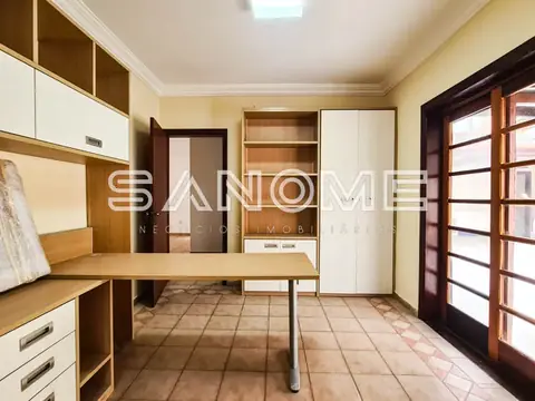Cozinha planejada com bancada e armários brancos