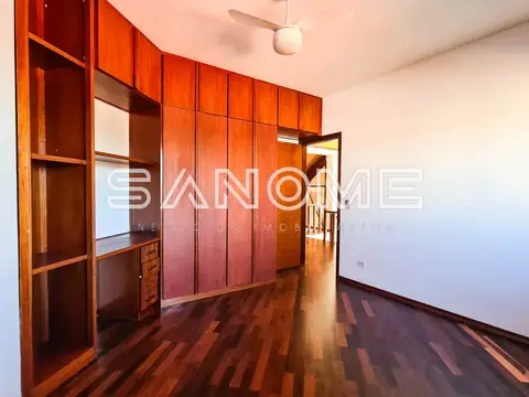 Closet com painéis de madeira e piso de tábua corrida