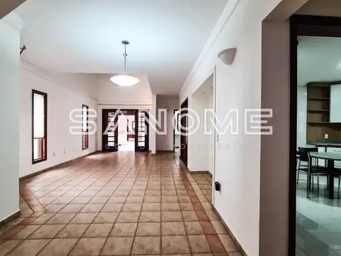 Amplo corredor interno com piso cerâmico e portas