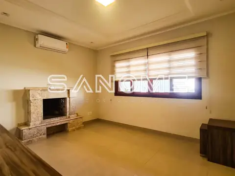 Sala de estar com lareira e janela com cortina