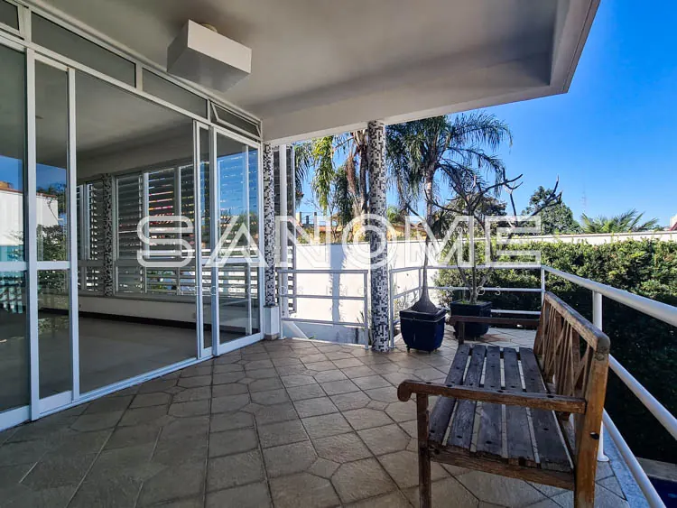 Varanda com piso de cerâmica e vista para o exterior
