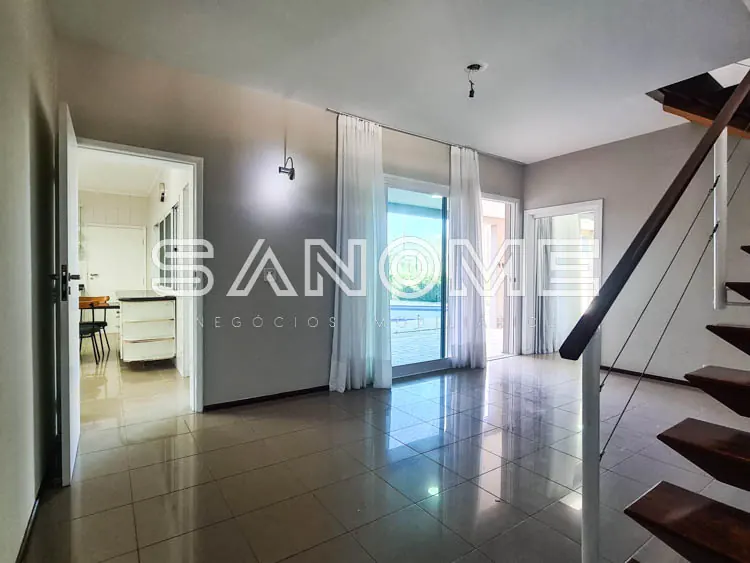 Sala ampla com piso de mármore e escada de madeira
