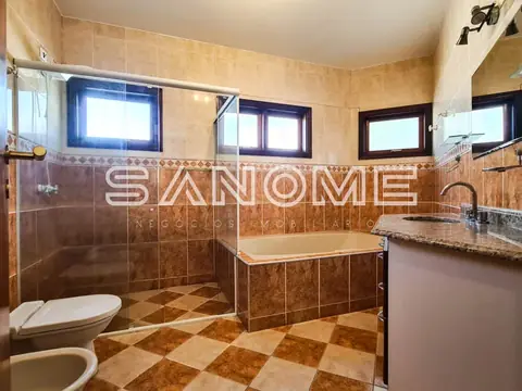 Banheiro com banheira, chuveiro e piso em xadrez