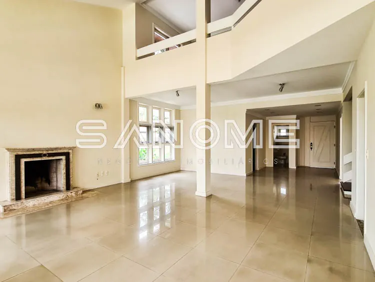 Sala ampla com piso polido e lareira