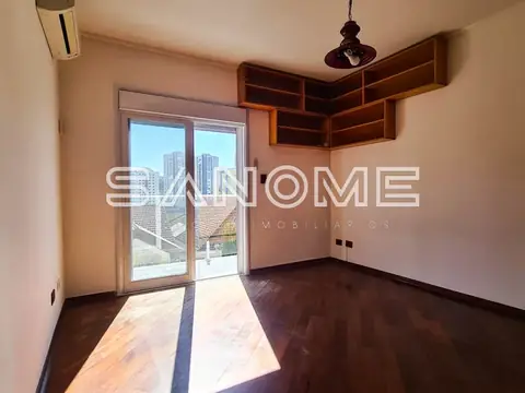 Sala com piso de madeira e varanda com vista