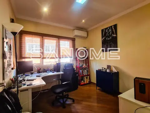 Escritório com mesa, computador e cadeira gamer