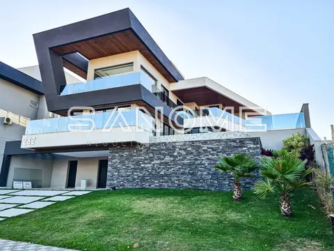 Casa moderna com fachada em pedra e jardim frontal