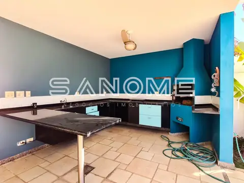Cozinha com bancada preta e armários azuis