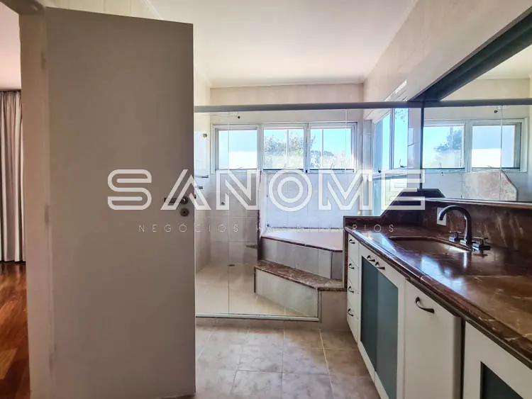 Cozinha com bancada e janelas amplas