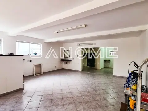 Garagem ampla com piso cerâmico e ferramentas