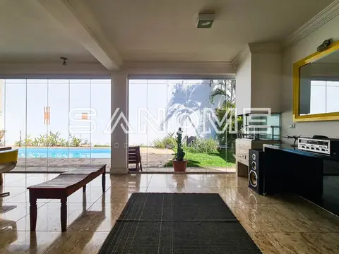 Sala com piso de mármore e vista para área externa