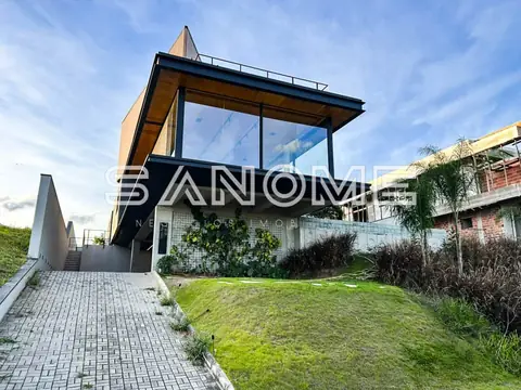 Fachada moderna com grandes janelas e área verde