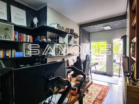Sala de trabalho com estantes e porta para área externa
