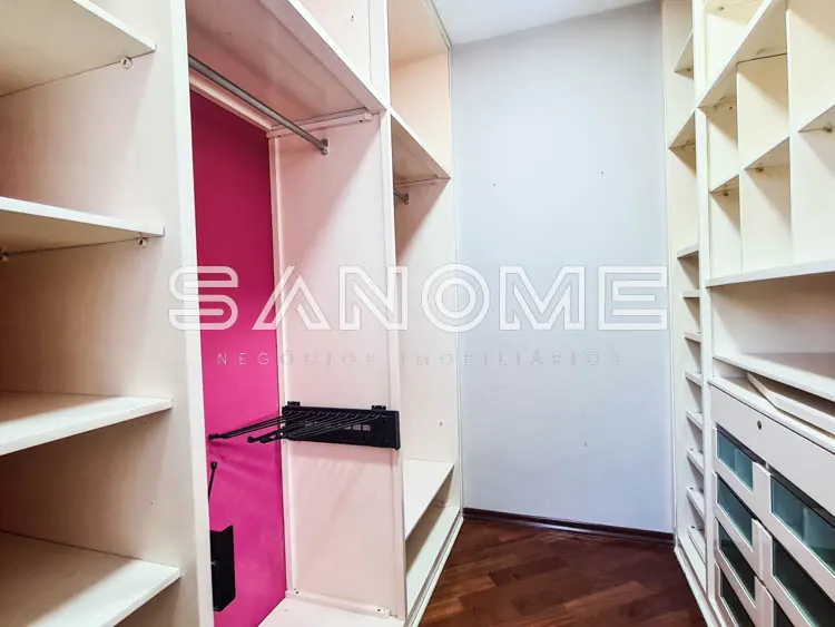 Closet com prateleiras e painel rosa