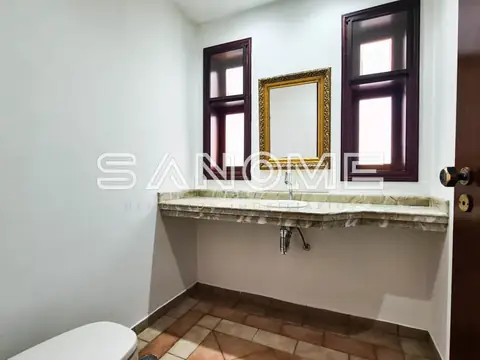 Banheiro com pia de mármore e espelhos